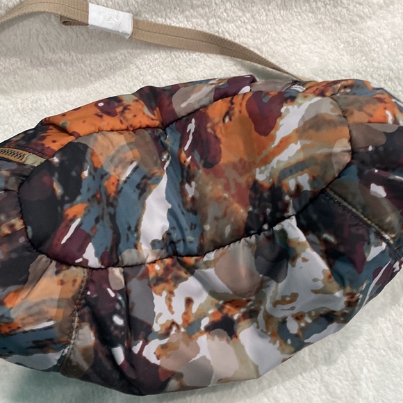 🆕VINCE CAMUTO HARLO SATCHEL/TOTE. Color- Natural Earthy Mosaic Tones - Picture 7 of 9